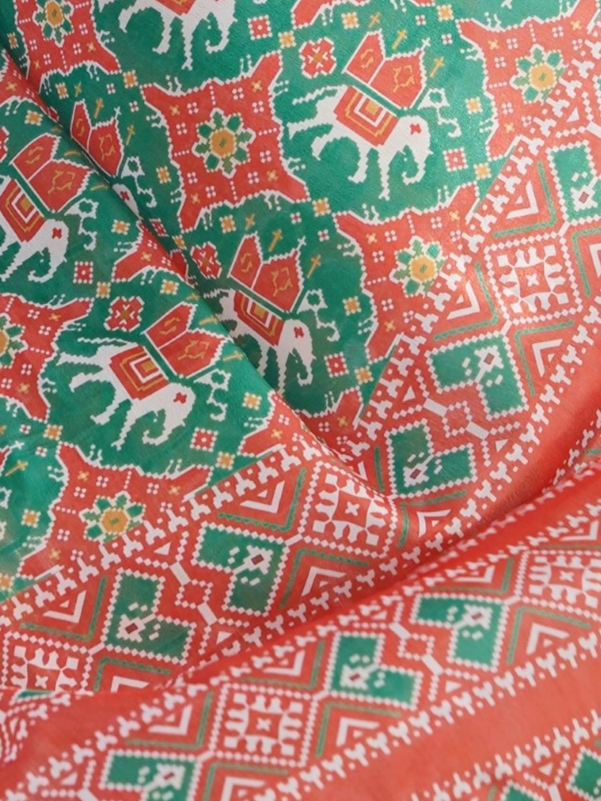 Odette Green And Orange Chinon Printed Saree With Unstitched Blouse For Women