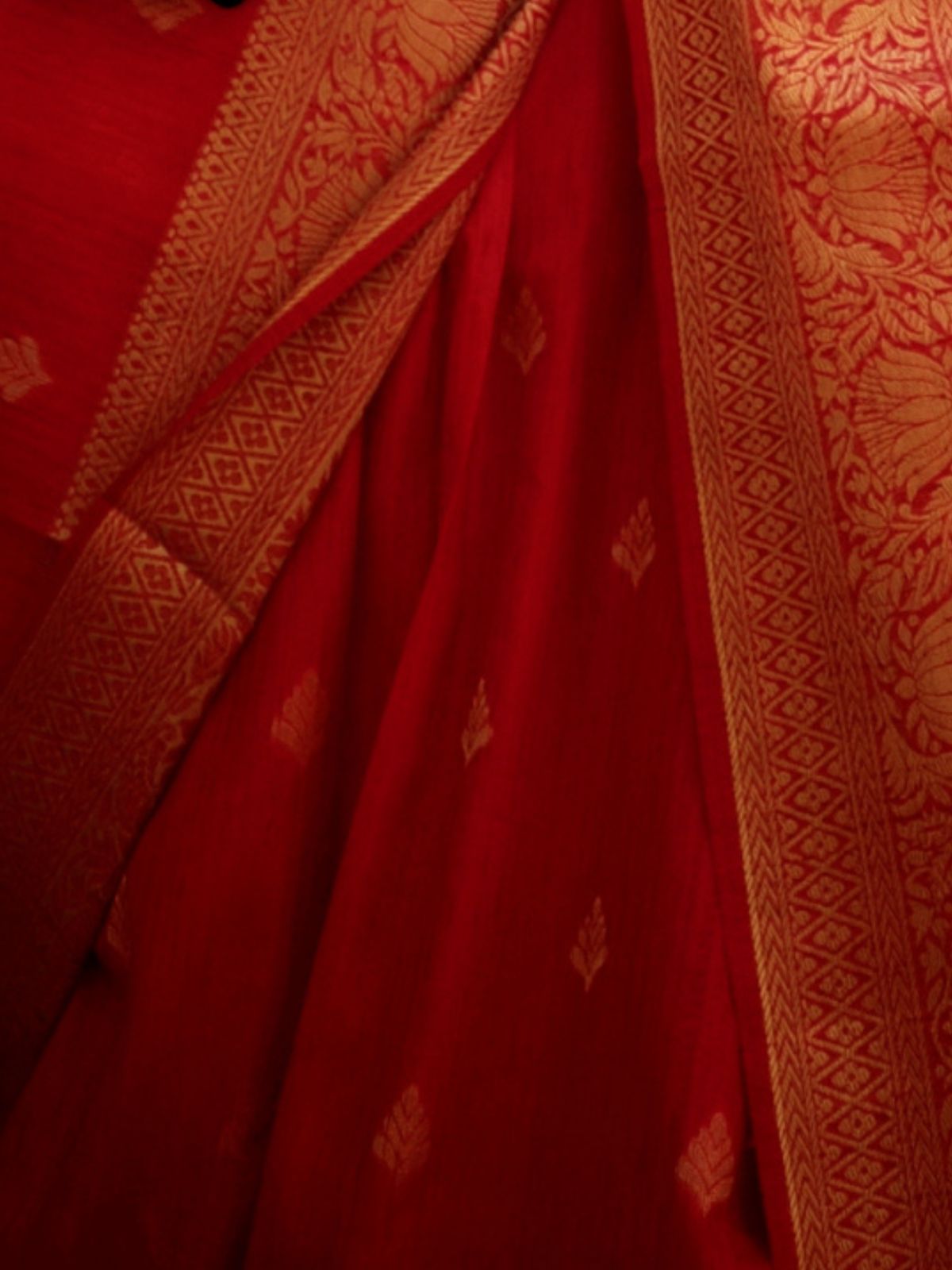 Odette Red Silk Blend Woven Saree With Unstitched Blouse For Women