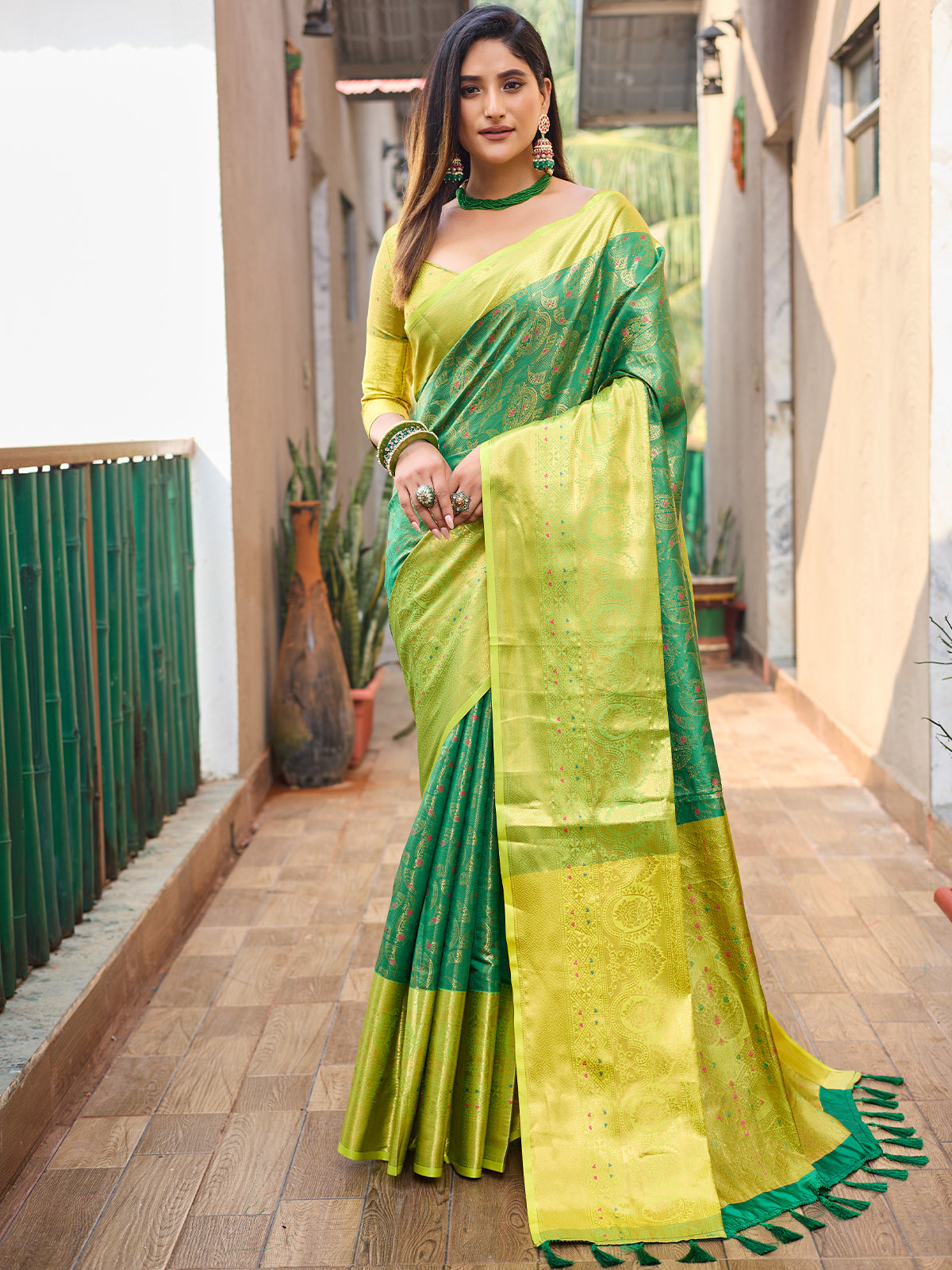 Odette Women's Green Silk  Saree with unstitched Blouse