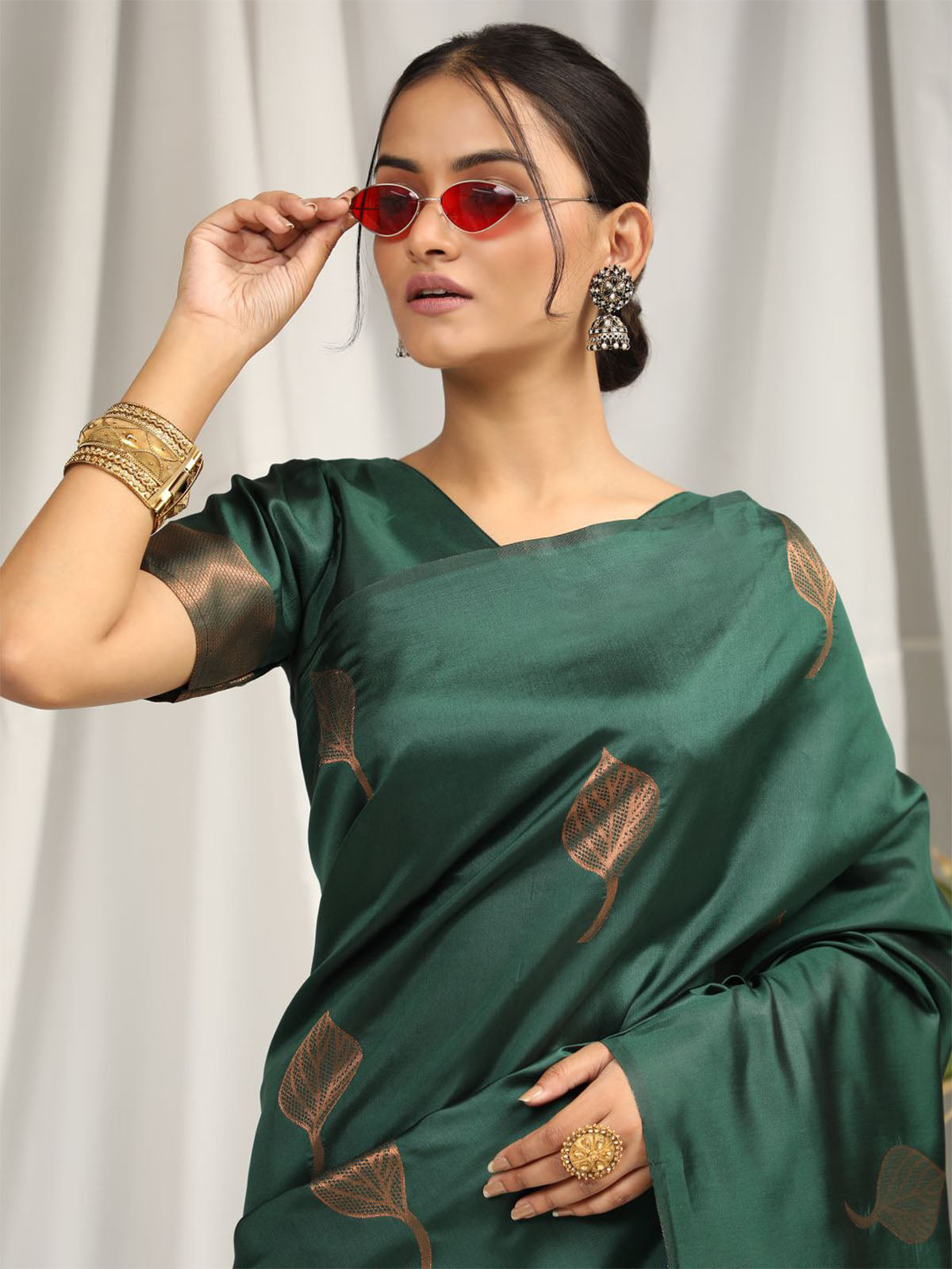 Odette Women Green Soft Silk Saree With Unstitched Blouse
