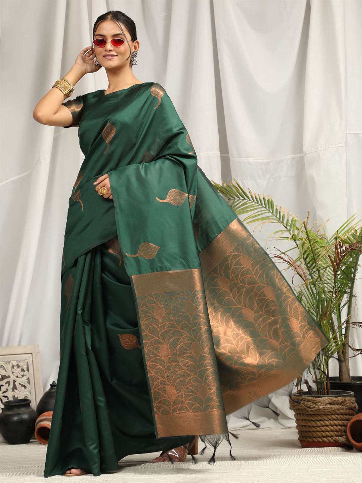 Odette Women Green Soft Silk Saree With Unstitched Blouse