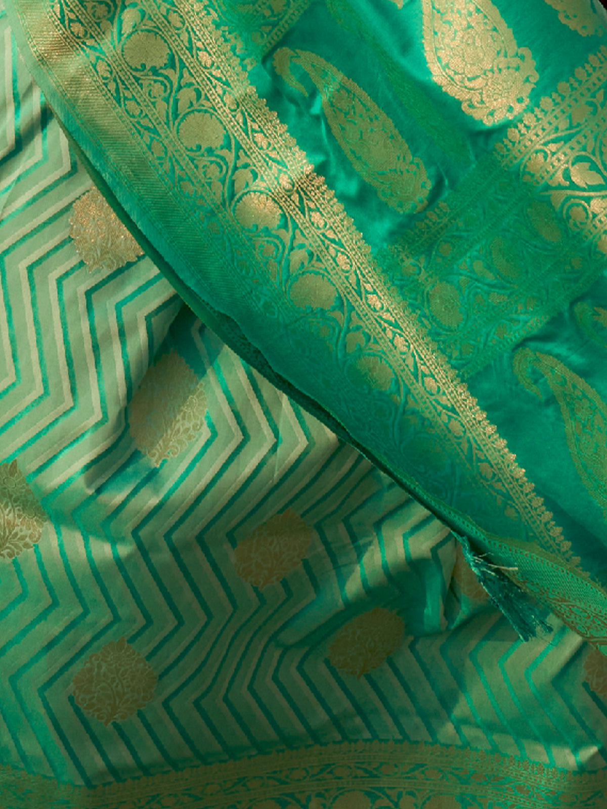 Odette Women Green Silk Blend Woven Saree With Unstitched Blouse