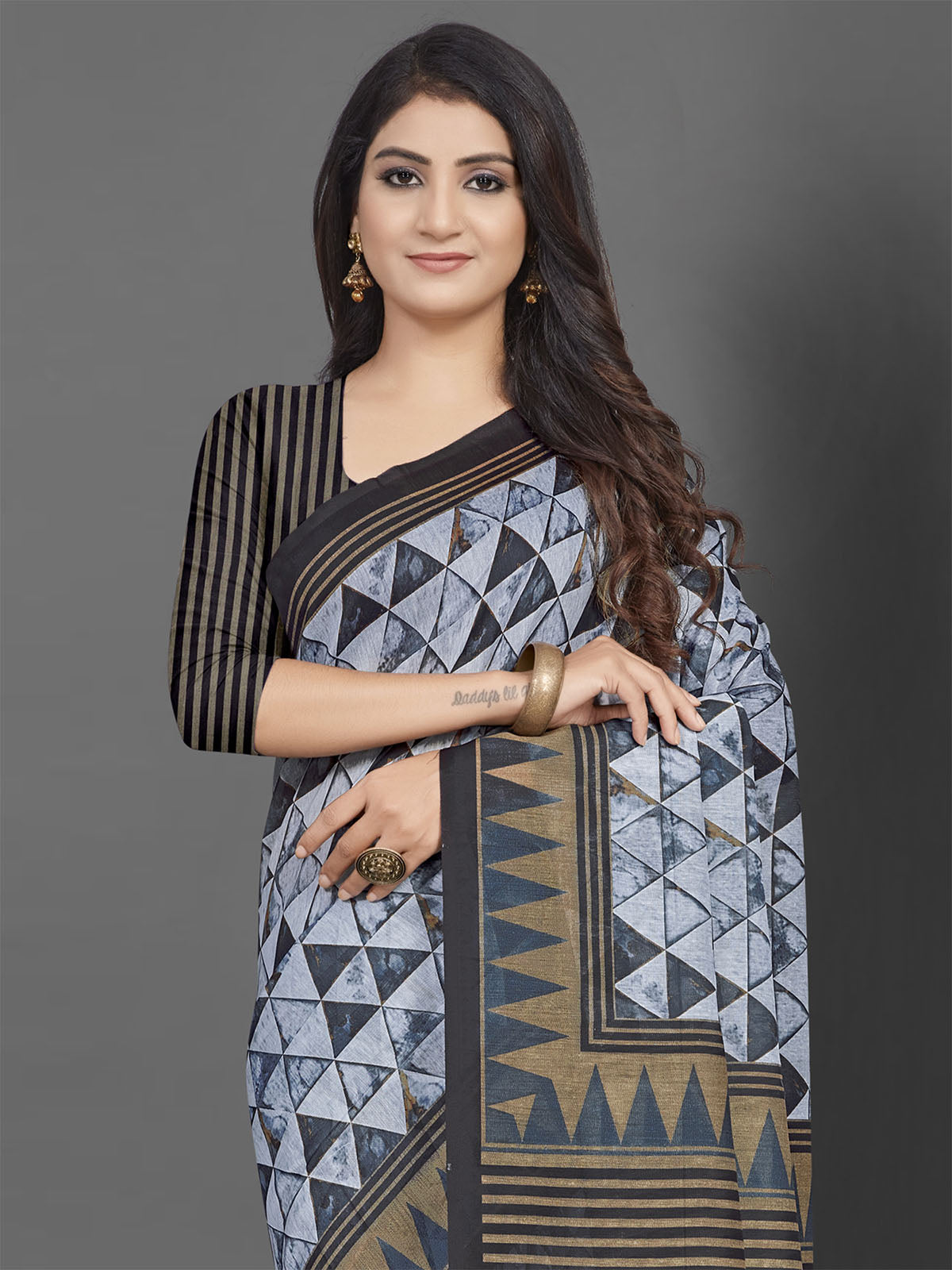 Women'S Cotton Blend Grey Printed Saree With Unstitched Blouse