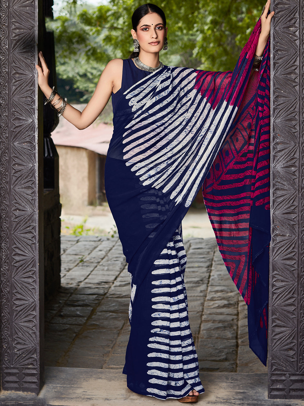 Odette Women Blue Printed Georgette Saree With Unstitched Blouse