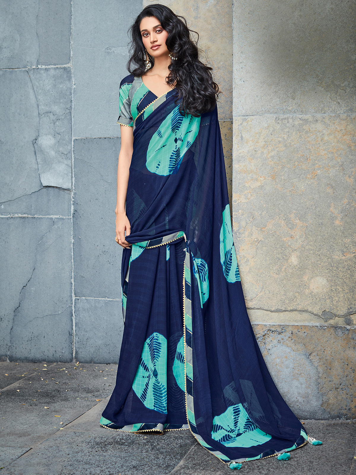 Odette Women Blue Printed Georgette Saree With Unstitched Blouse