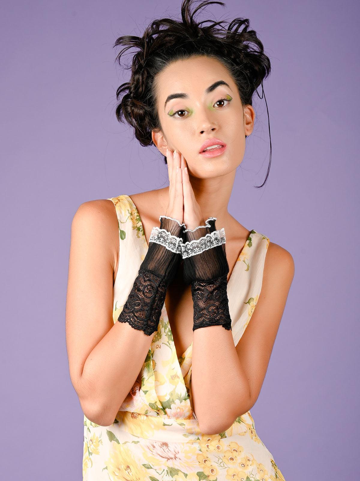 Gorgeous black lace frills hand gloves - Odette