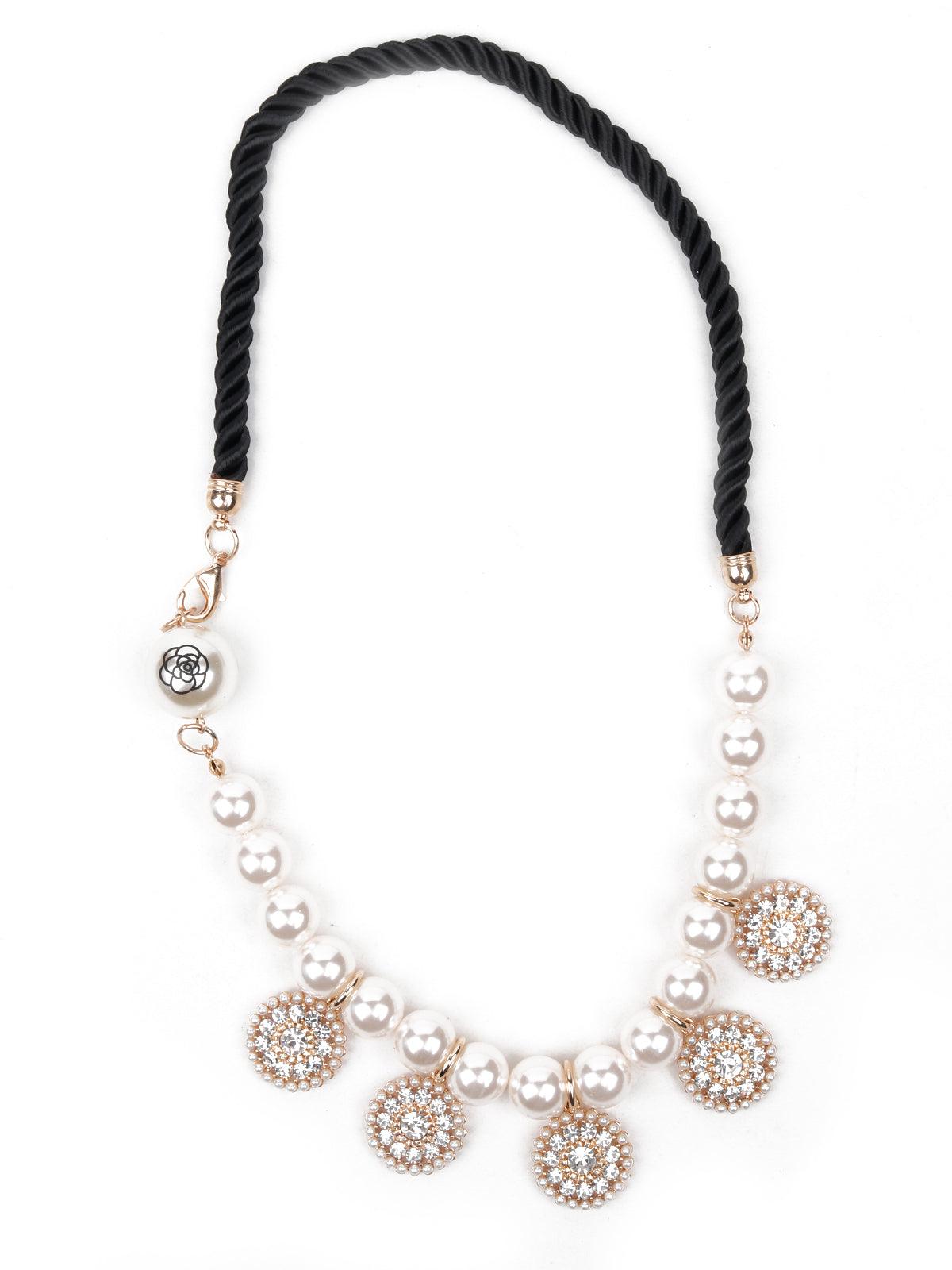 Pearl necklace embellished with charms - Odette